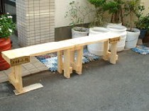 お休み処のベンチ
